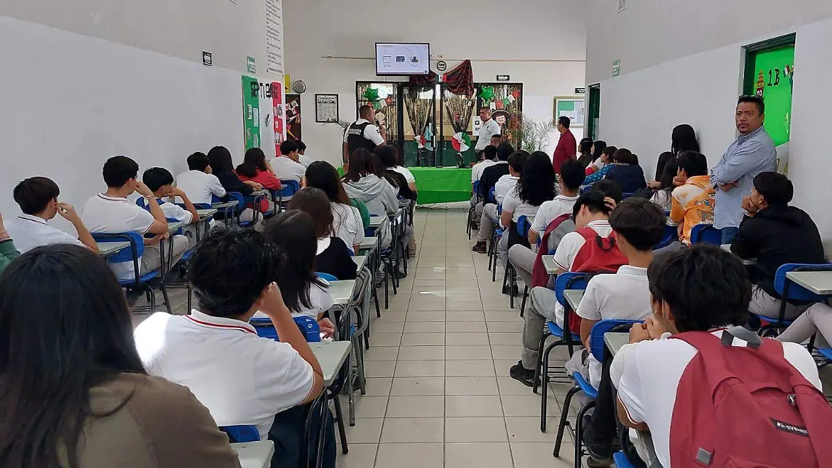 Orientan a estudiantes sobre delitos cibernéticos y las consecuencias legales